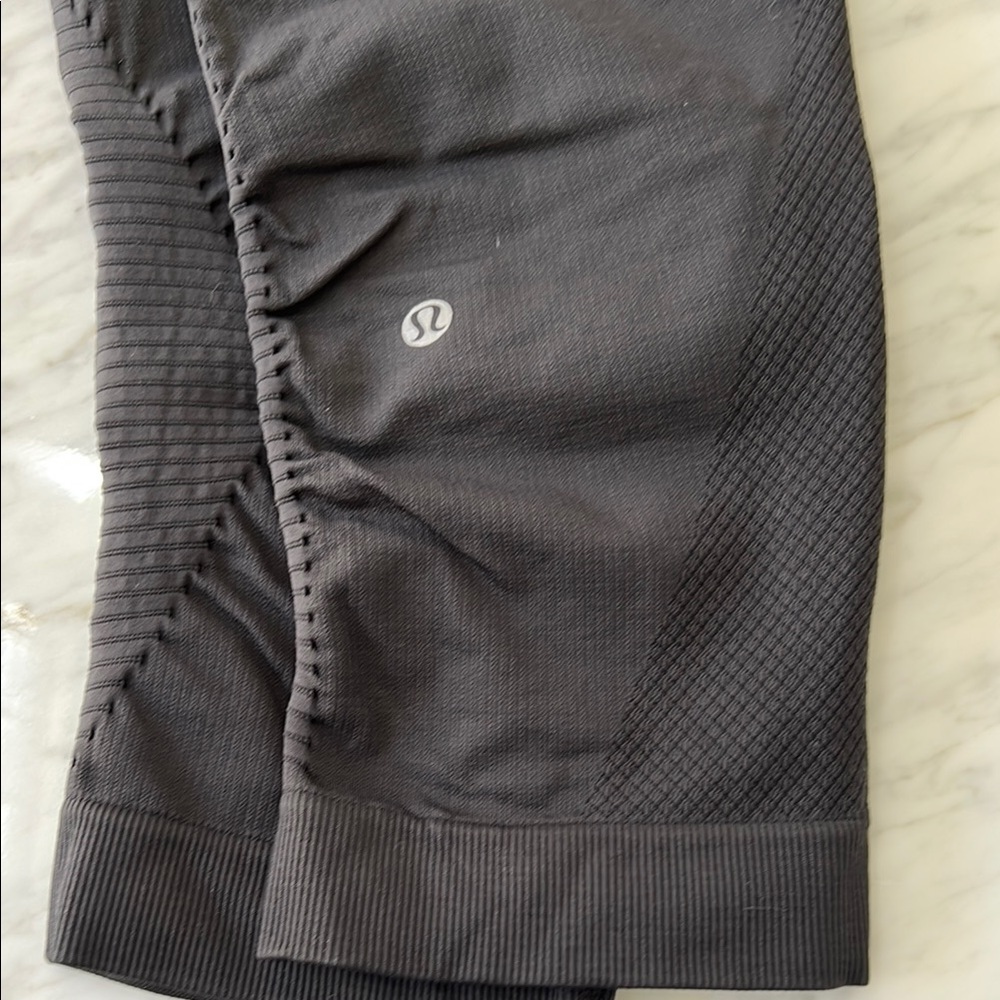 Lululemon Cropped “Seamless”Leggings - Picture 5 of 6